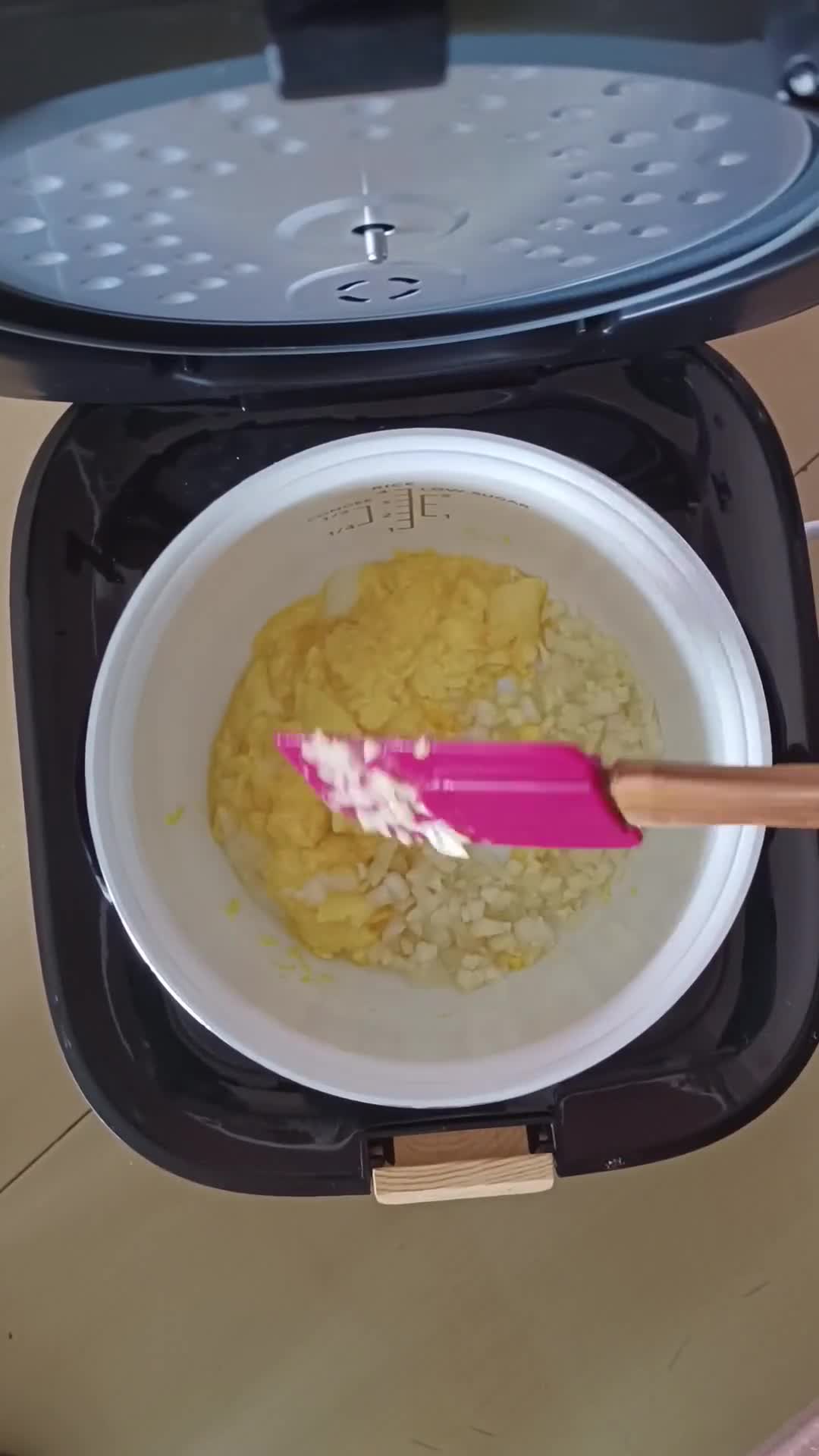 Foto langkah ke 3 dari resep Kwetiau Goreng Rice Cooker.
