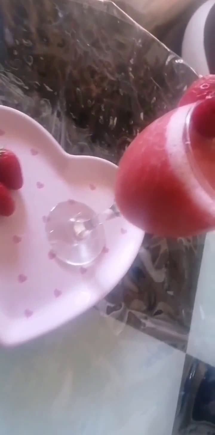 صورة لخطوة 2 من وصفة سموثي فراوله