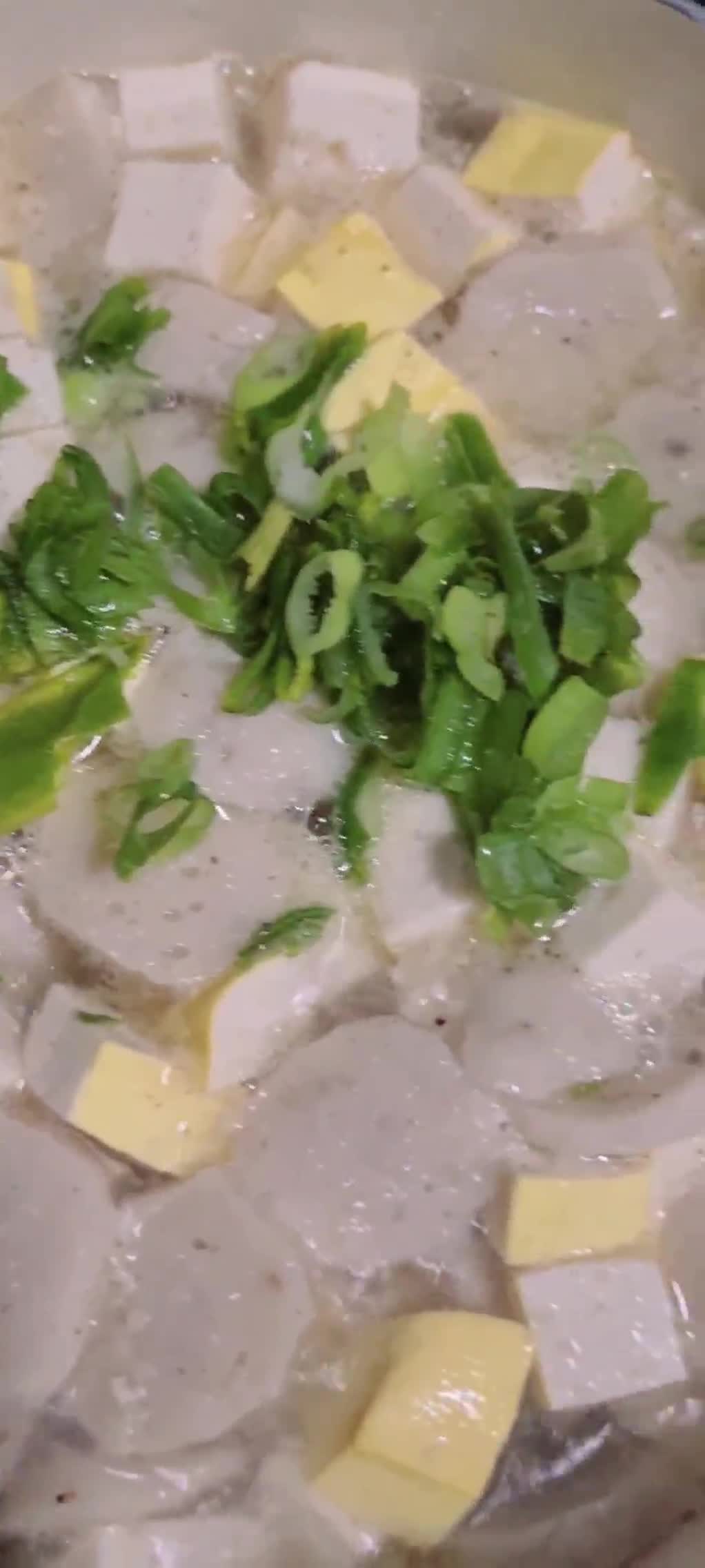 Foto langkah ke 2 dari resep Soup Tahu Bakso, Menu Sahur Kilat.