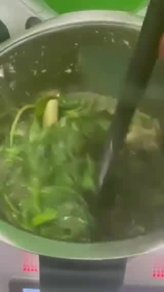 Gambar langkah 4 resipi Bayam Hijau Tumis Air Lada Hitam.