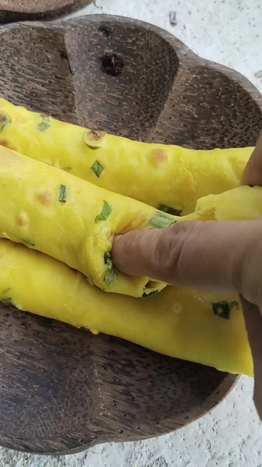 Gambar langkah 3 resipi Lempeng daun bawang.