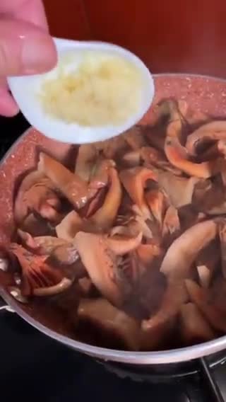 Foto del paso 6 de la receta: Entrante de setas con ajos, aove y sal