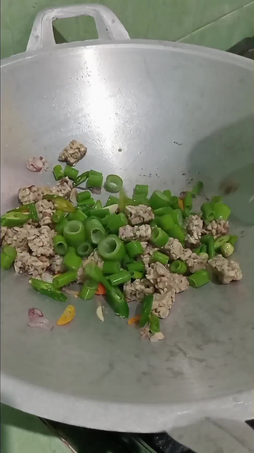 Foto langkah ke 2 dari resep Tumis Tempe Kacang Bunga Bawang.