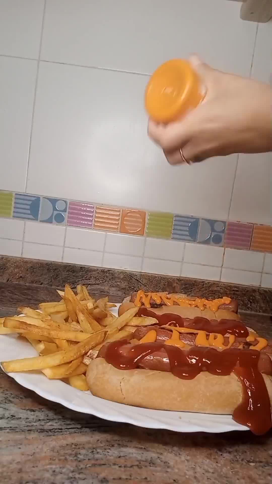 Foto del paso 2 de la receta: Hot dogs con patatas fritas