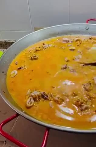 Foto del paso 5 de la receta: Paella de calamar con alcachofas, ajos tiernos y trigueros 🦑 🥘