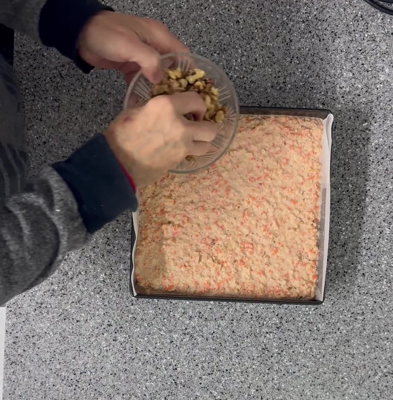 Foto del passaggio 4 della ricetta Torta d'Avena, con Noci Mele e Carote