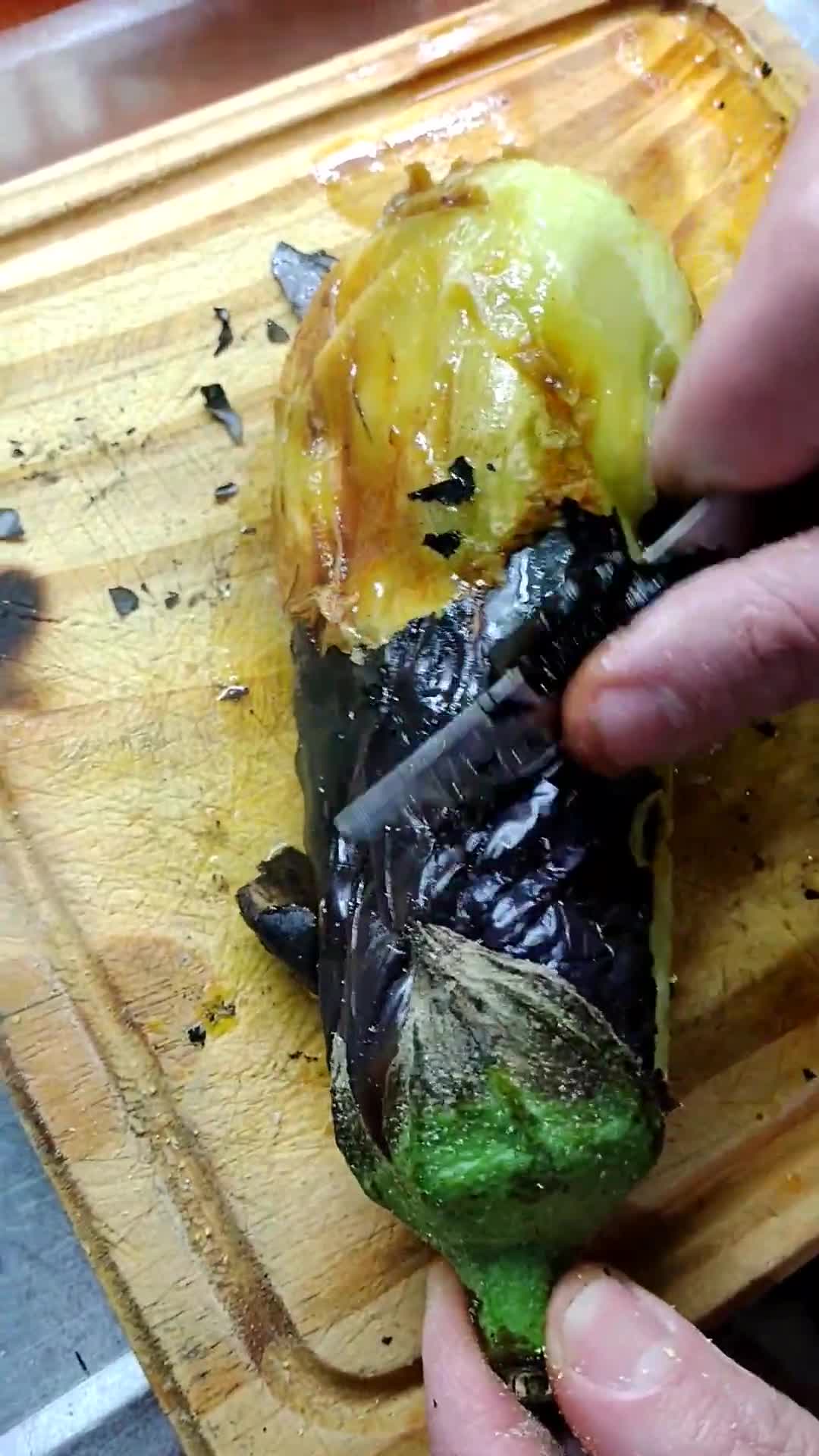 Foto del paso 1 de la receta: Berenjena ahumada, rellena con queso a la milanesa 🍆