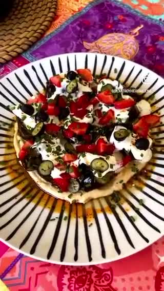 Foto del paso 1 de la receta: Berenjena asada con hummus, yogur y aceite picante #Ottolenghi