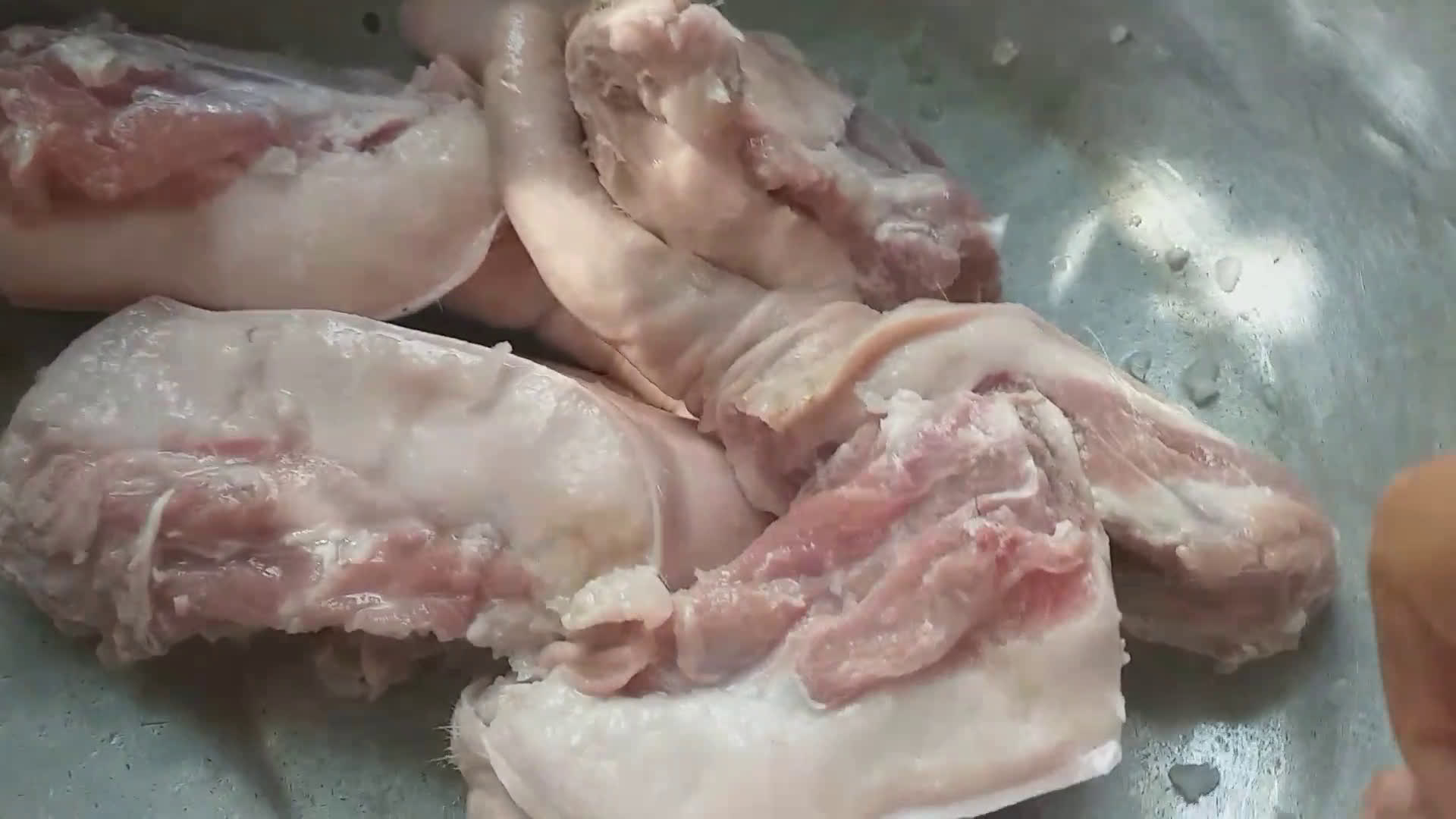 รูปขั้นตอนการทำที่ 1 ของ หางหมูต้มน้ำปลา🐖🐷