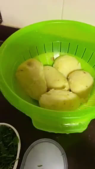 Foto del paso 2 de la receta: Patatas rellenas de gulas con gambas