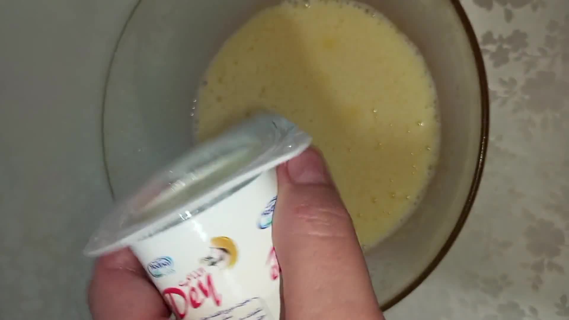 صورة لخطوة 1 من وصفة كاب كيك بذوق الفراولة 🧁🍓