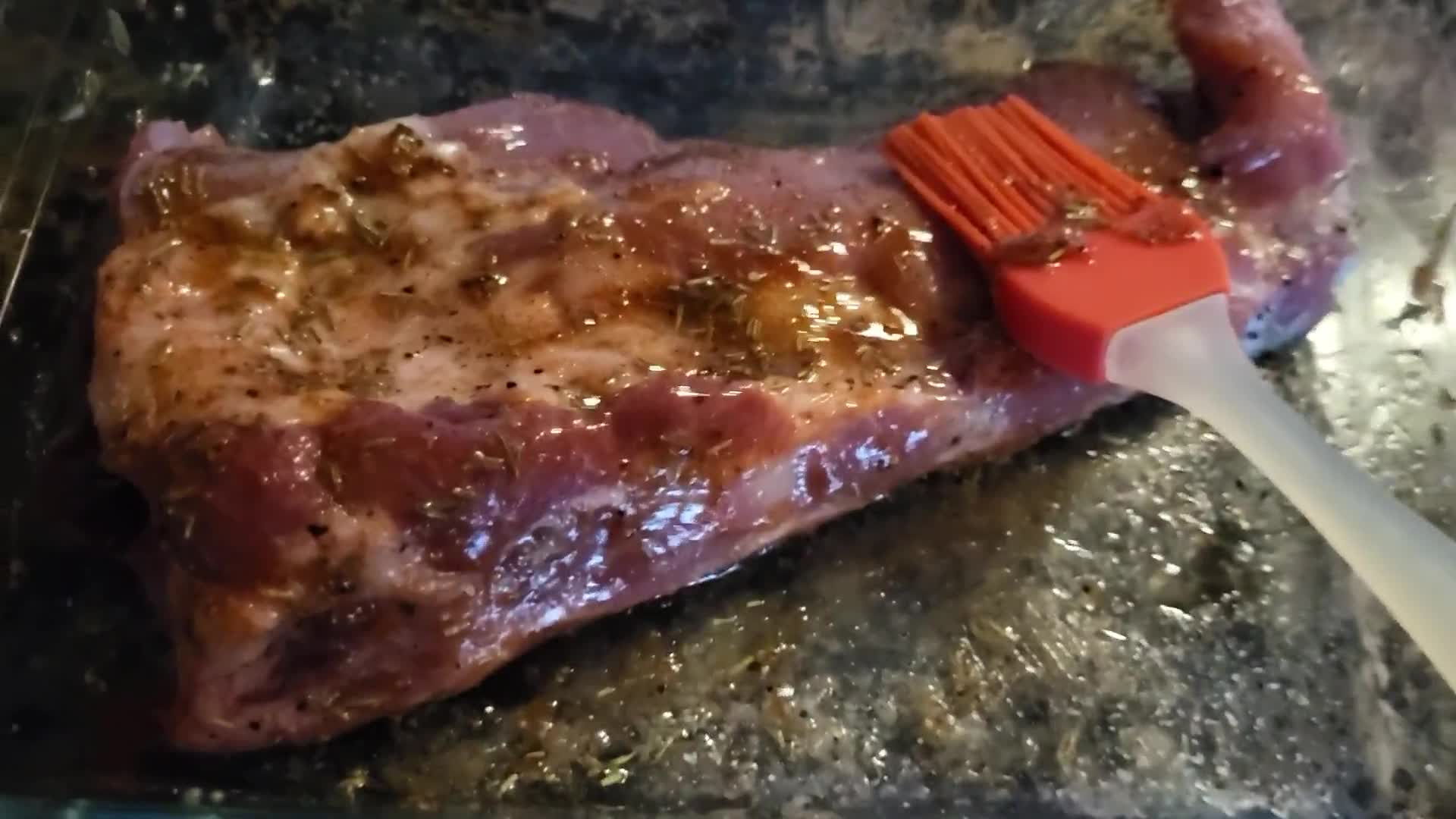Foto del paso 1 de la receta: Tira de churrasco de cerdo a la miel con calabacín
