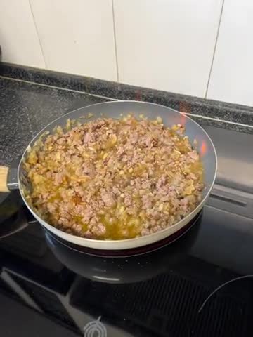 Foto del paso 5 de la receta: Hojaldre de Navidad con carne y frutos secos