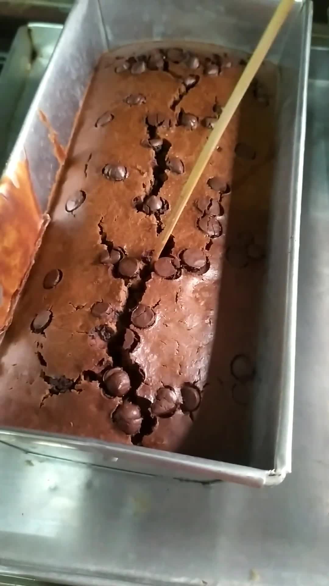 Foto langkah ke 9 dari resep Moist Banana Choco Cake.