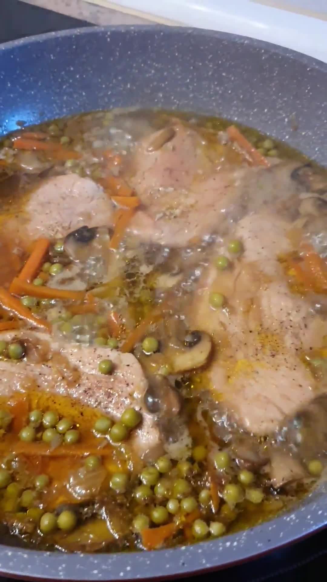 Foto del paso 3 de la receta: Pechuga de pavo en salsa de brandy con portobello y vegetales