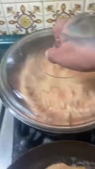 Foto del paso 3 de la receta: Frijoles negros con pollo empanizado y pasta roja