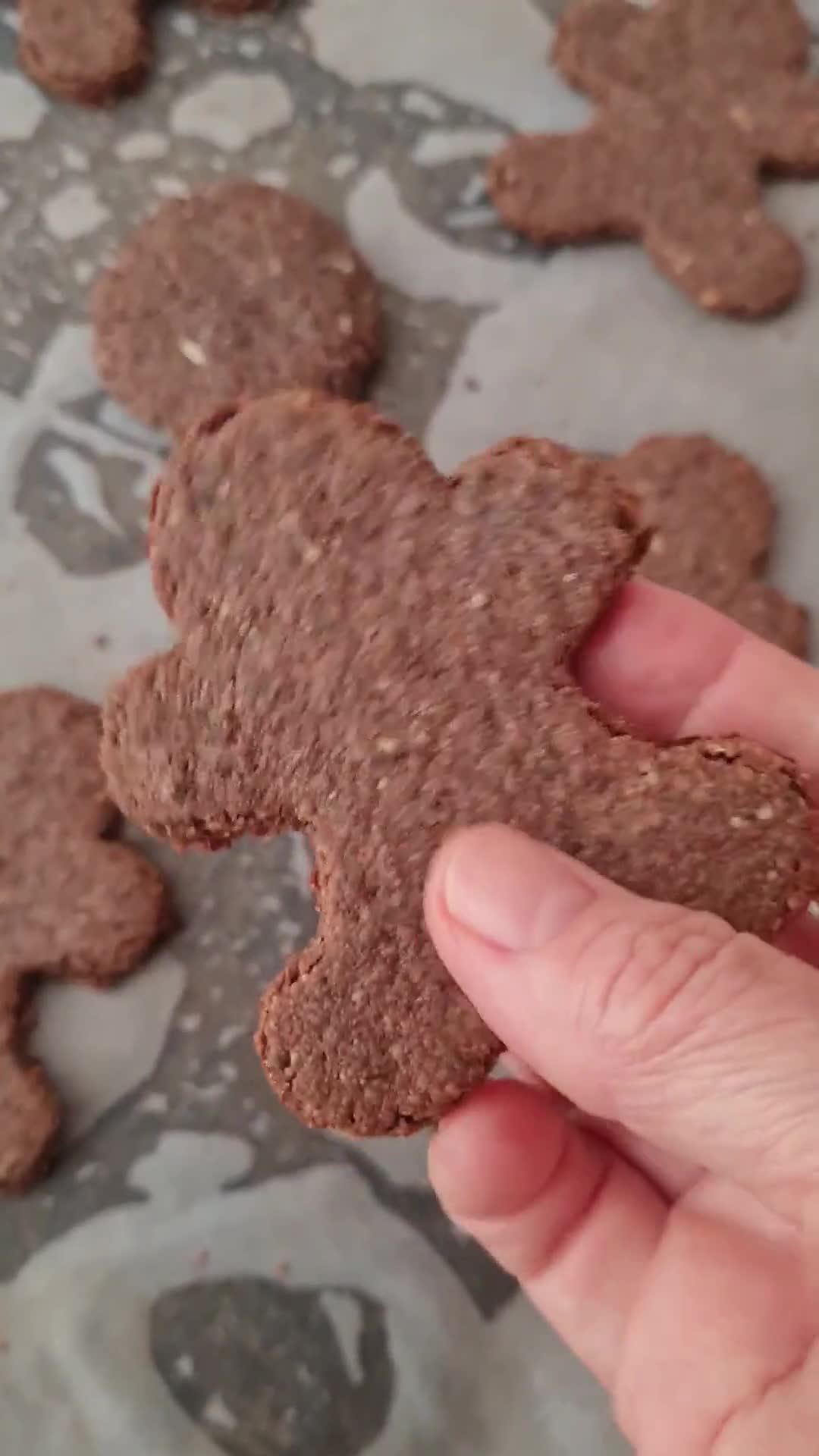 Foto del paso 6 de la receta: Galletitas navideñas inclusivas 🤶🏻 para que nadie se quede sin sus galletas en Navidad 🤶🏻