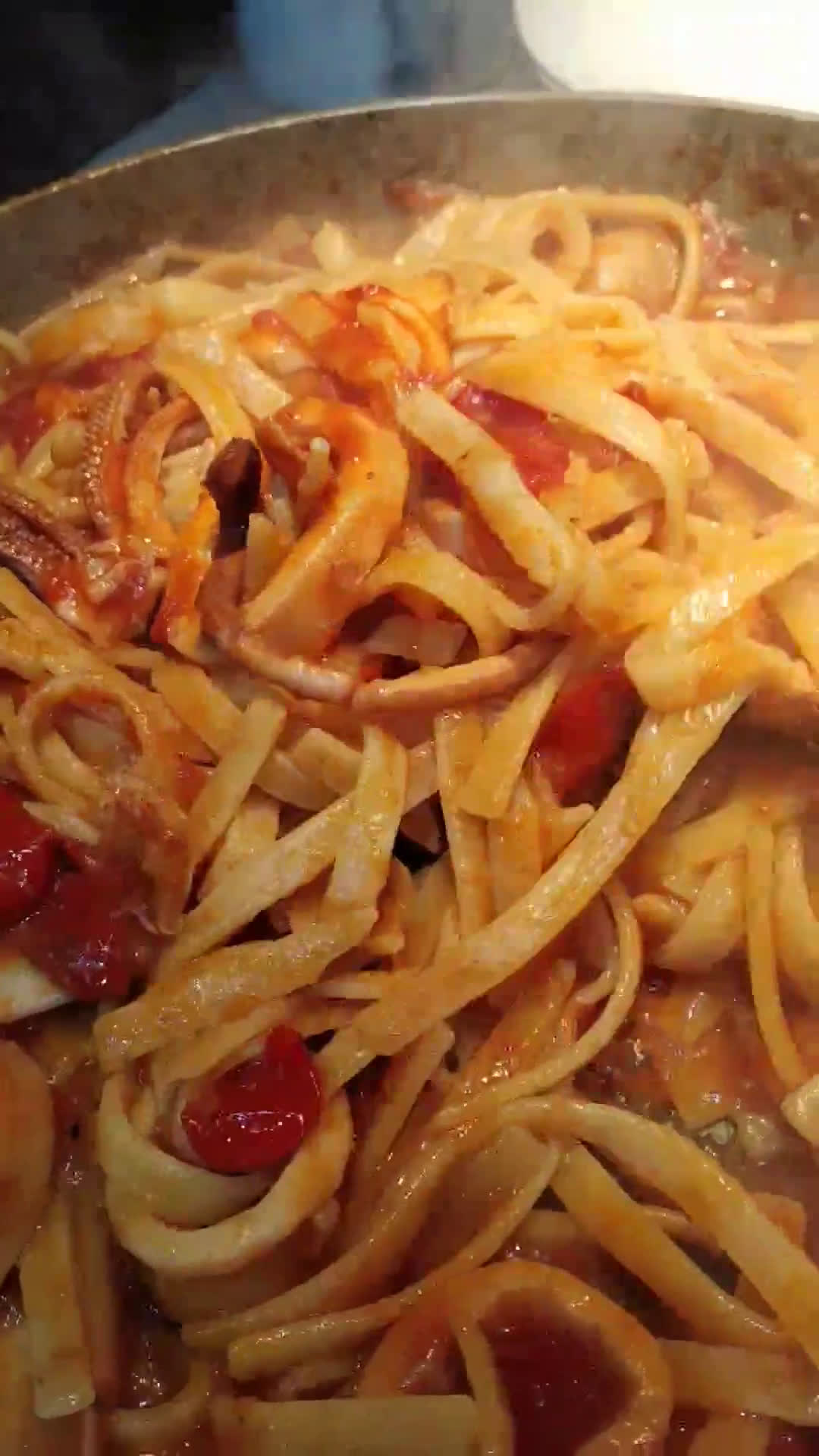 Foto del passaggio 4 della ricetta Scialatielli con calamari