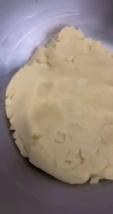 صورة لخطوة 2 من وصفة معمول بالتمر 😋