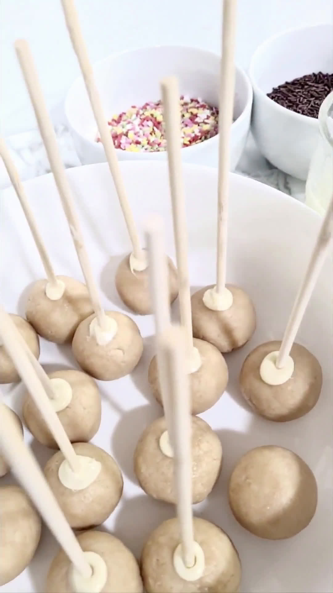 Foto del paso 2 de la receta: Piruletas de vainilla bañadas con chocolate blanco