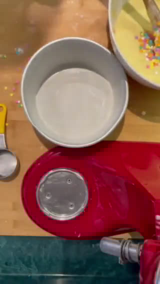 Foto del paso 2 de la receta: Pastel funfetti 🌈