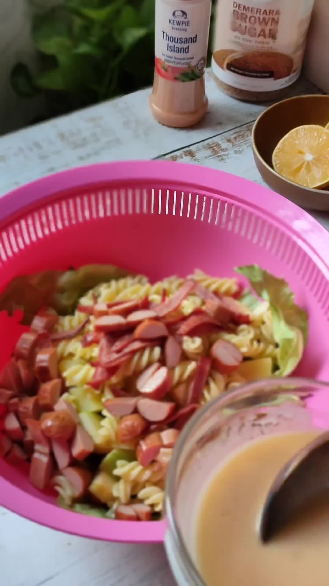Gambar langkah 13 resipi Salad Campuran Avocado Sosej Pasta.