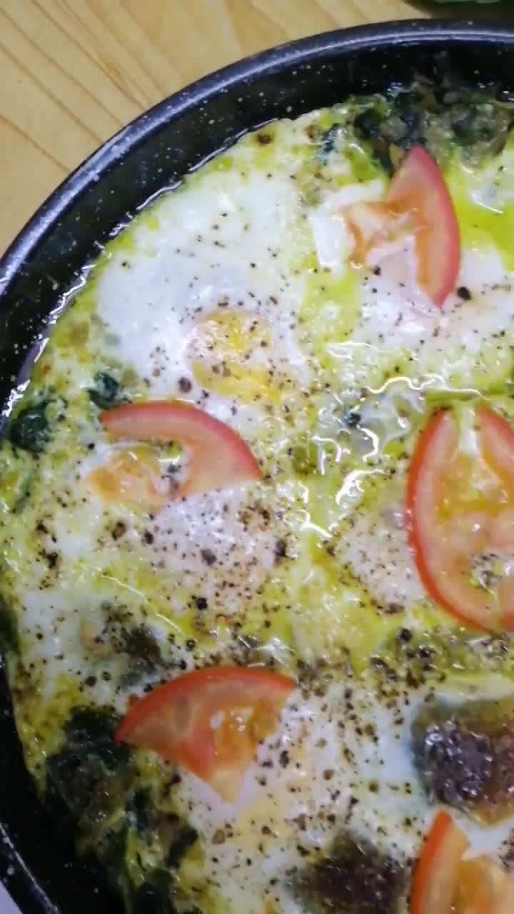 صورة لخطوة 4 من وصفة بيض بالسبانخ وزيت الزيتون🍳🌿