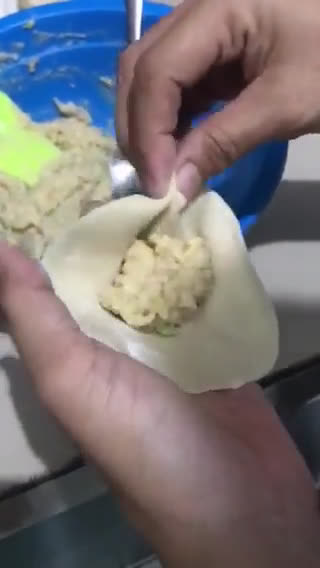Foto langkah ke 1 dari resep Cara Melipat Kulit Siomay by video.