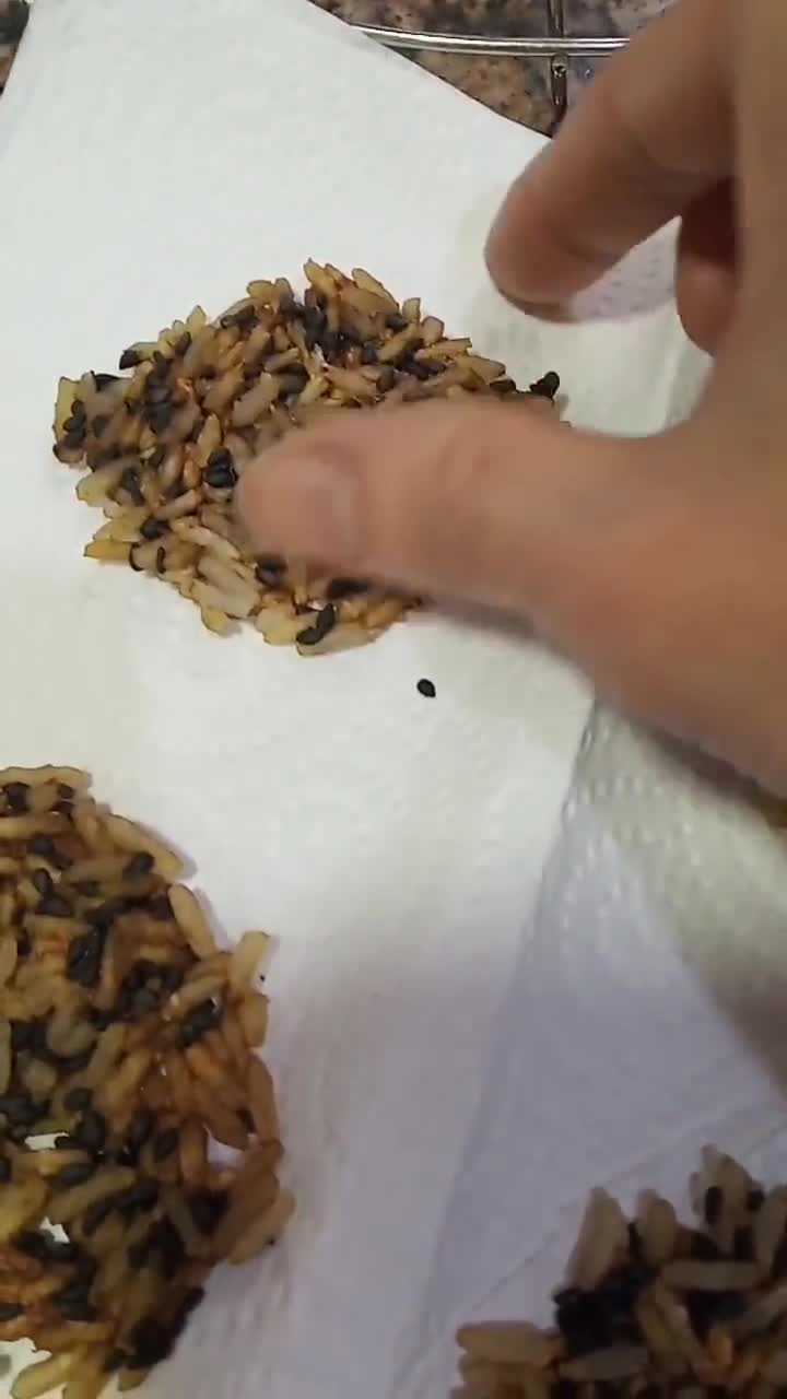 Foto del paso 4 de la receta: Crackers de arroz y sésamo sin gluten y vegan en microondas