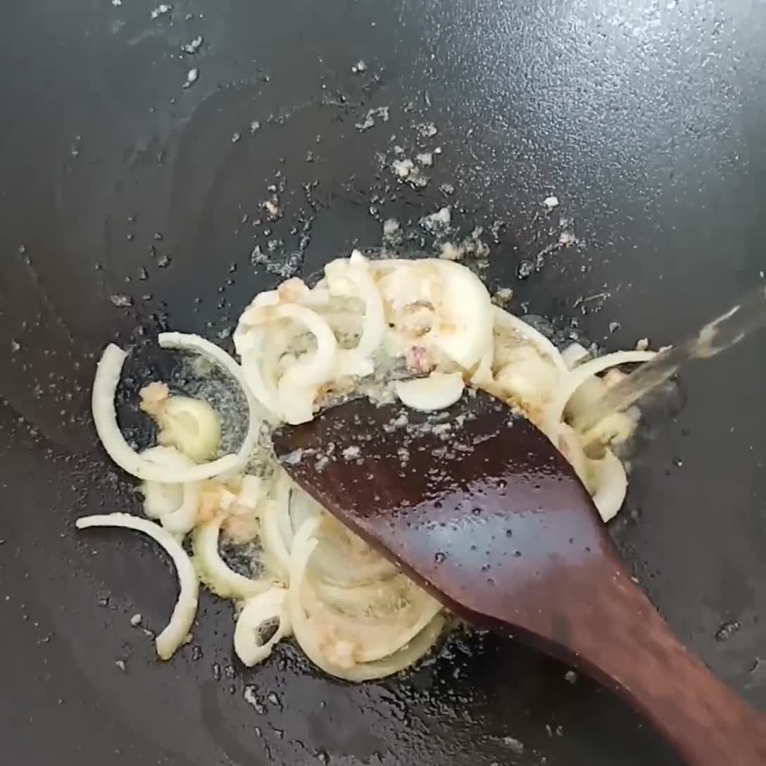 Foto langkah ke 2 dari resep Semur Telur Tahu Kentang.