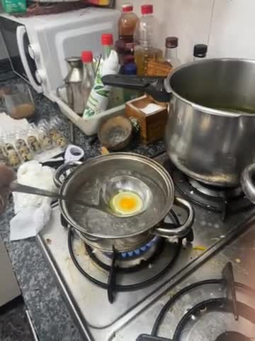 Foto del paso 4 de la receta: 506. Sopa de espinacas y almendras con gambas, manzana y huevos de codorniz (entrante)