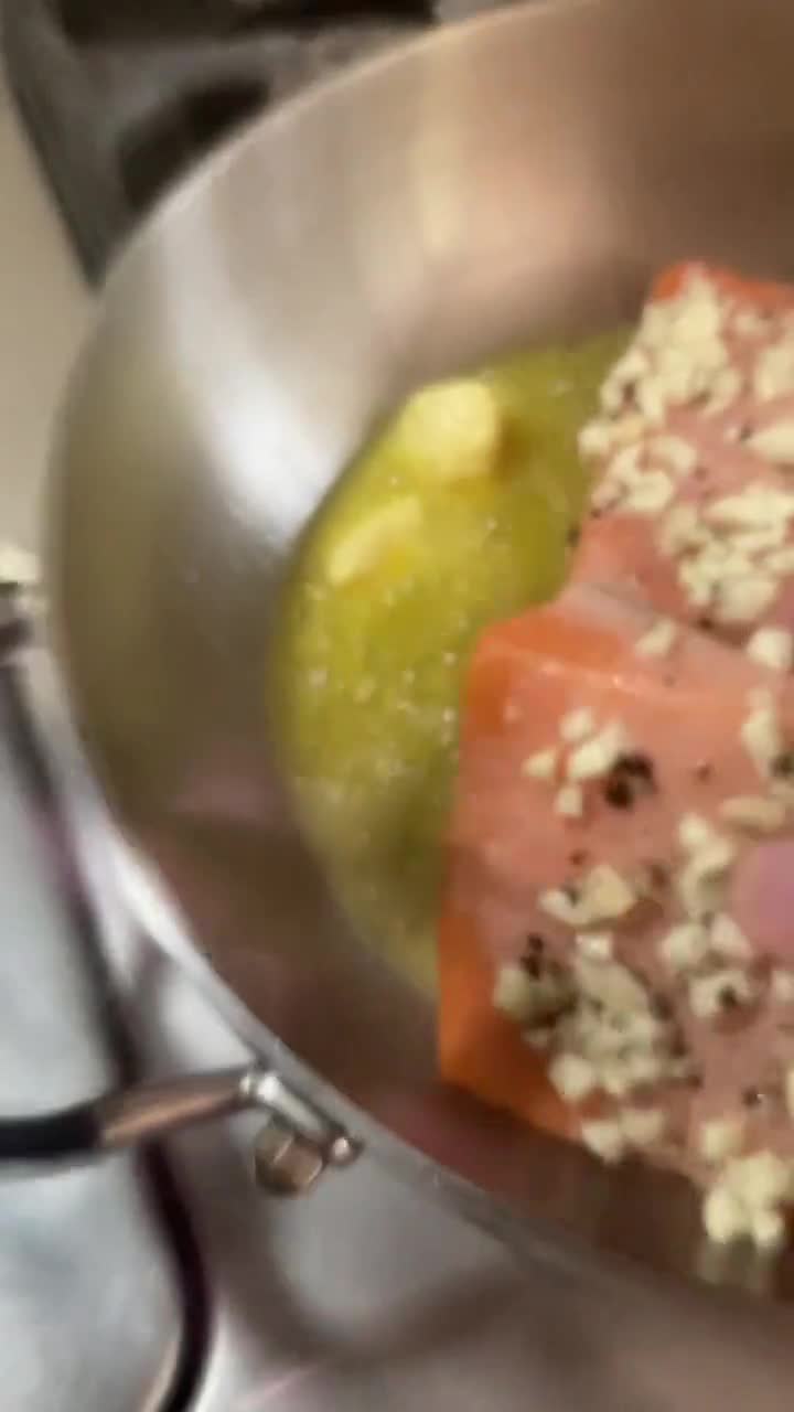 Foto del paso 4 de la receta: Sabor a mi: Salmón 🍣 con ajo