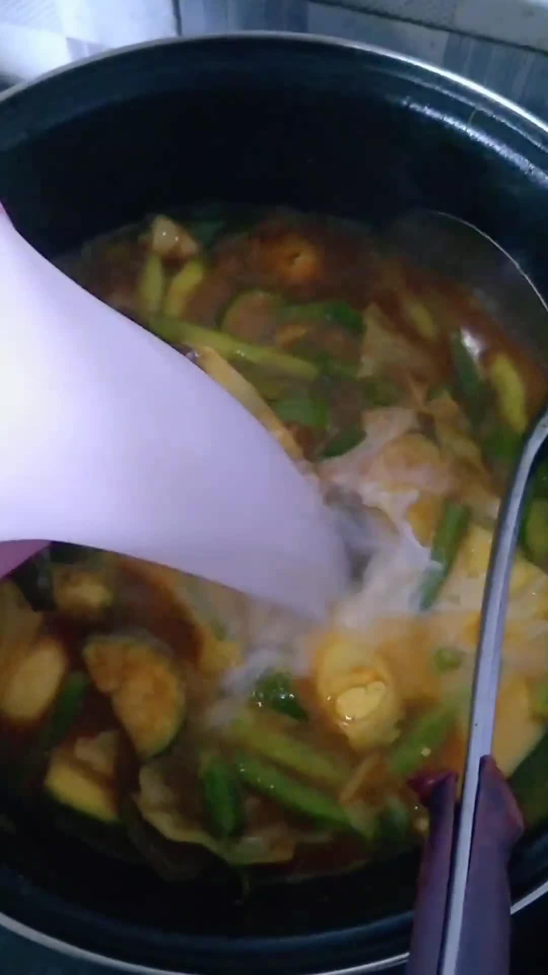 Foto langkah ke 3 dari resep Gulai sayuran dan telor puyuh (tiketGAS2025).