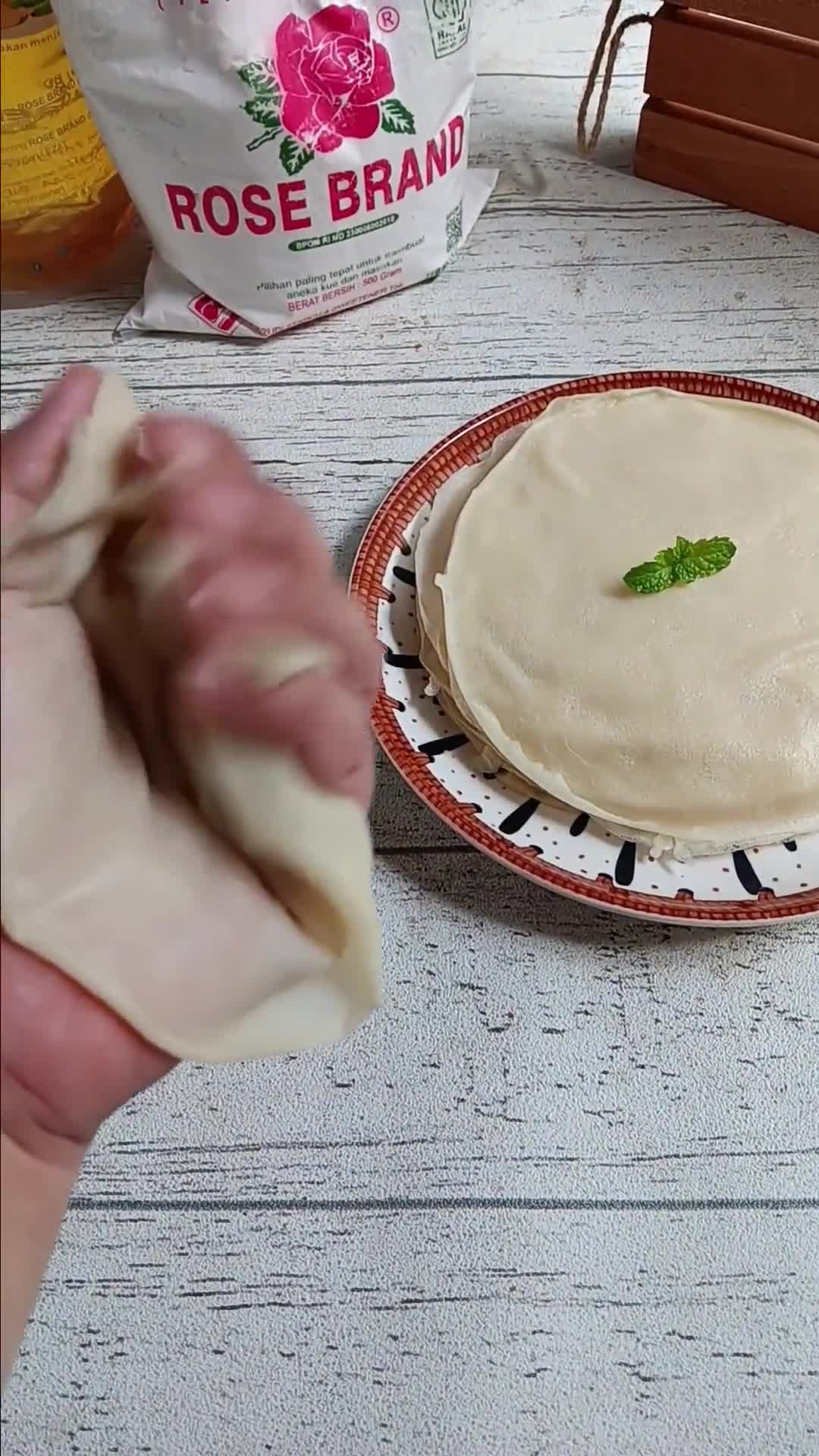 Foto langkah ke 5 dari resep Kulit risoles lembut elastis.