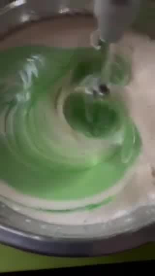 Gambar langkah 3 resipi Muffin Pandan Santan.
