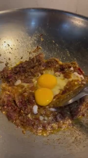 Gambar langkah 3 resipi Nasi goreng lada kering.