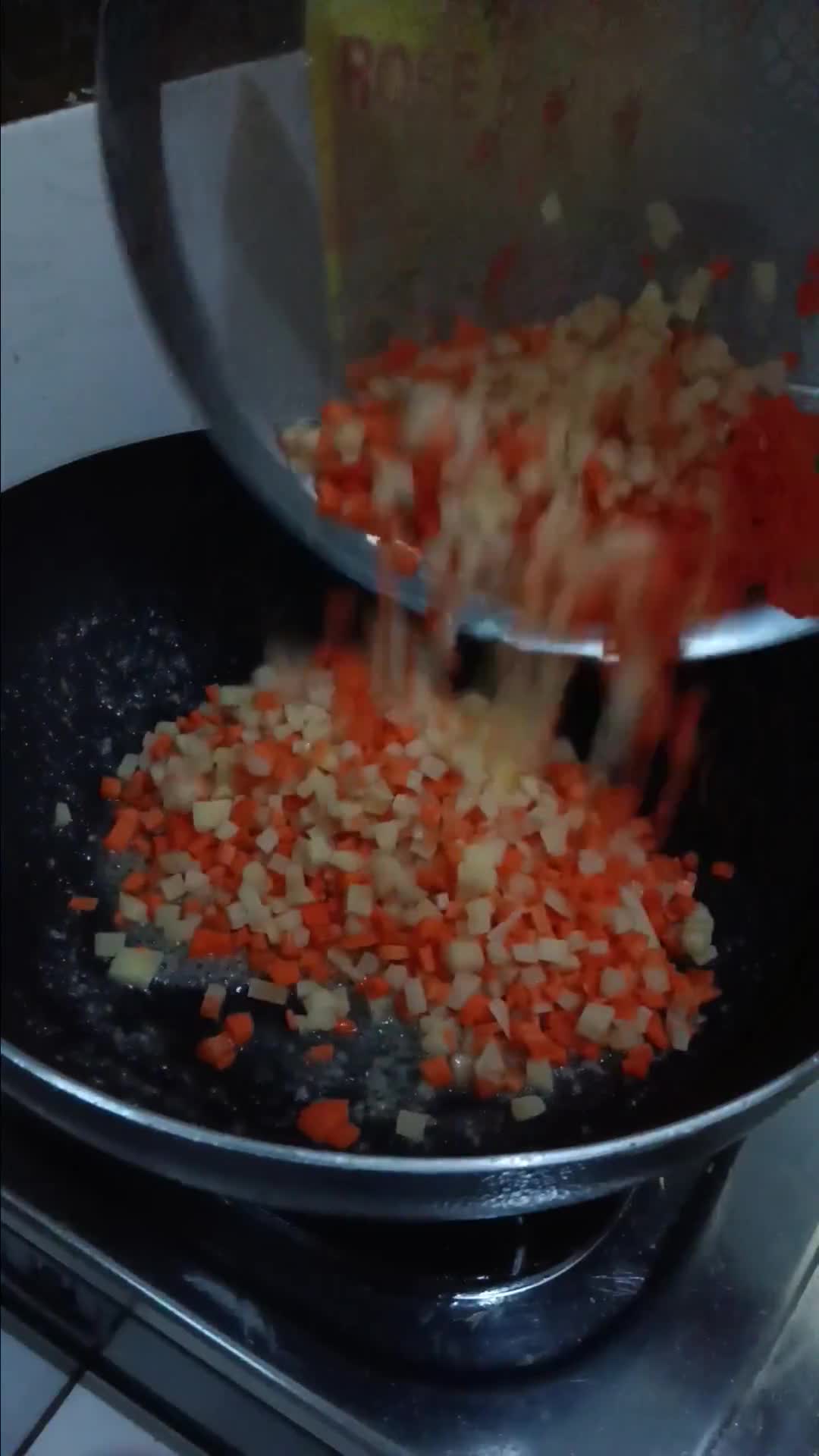 Foto langkah ke 2 dari resep Risoles rogout sayur lipat amplop dan segitiga.