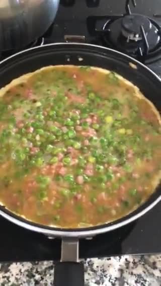 Foto del paso 7 de la receta: Tortilla de guisantes 🫛 con cebolla 🧅 y jamón