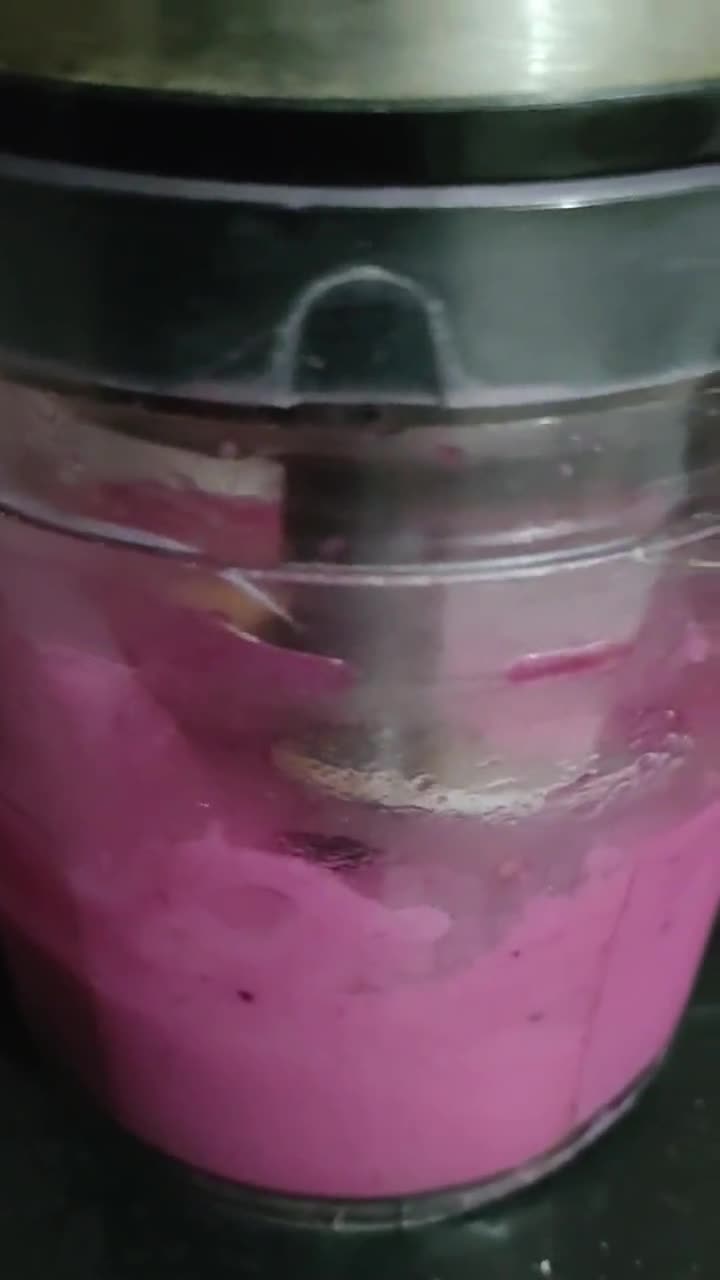 Foto langkah ke 2 dari resep Smoothies Naga, Pisang dan Tomat.