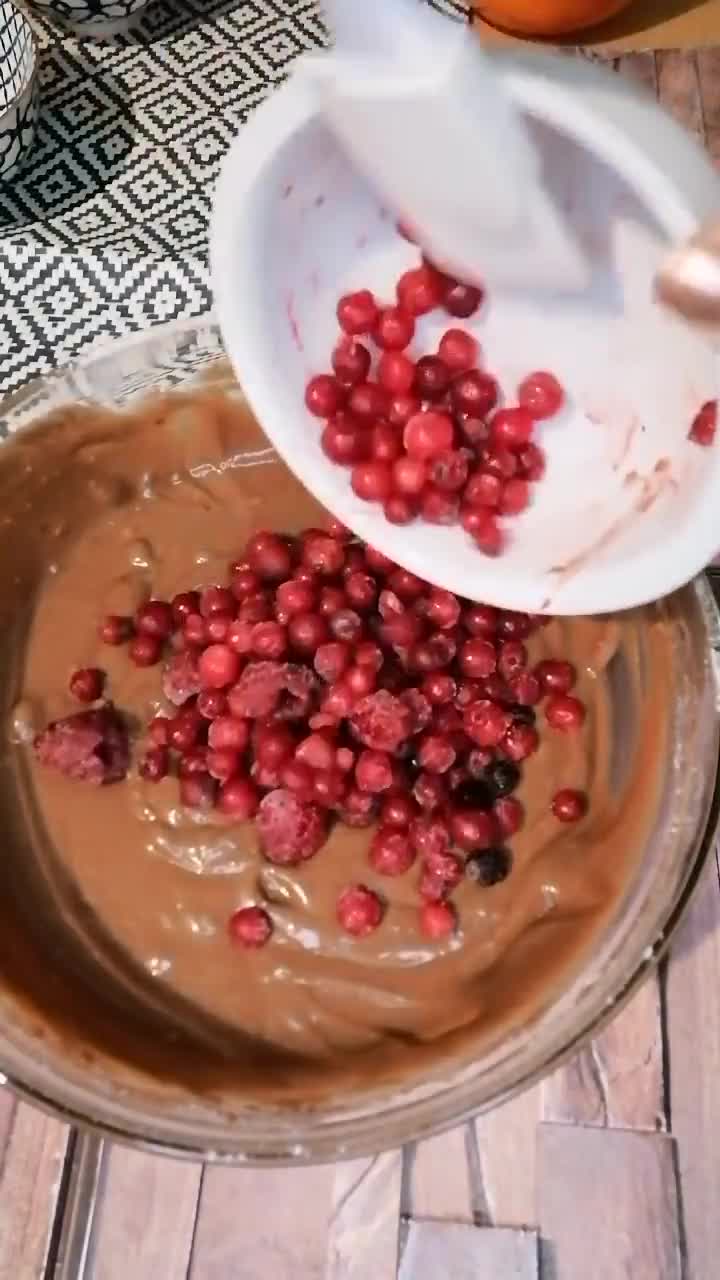 Foto del passaggio 2 della ricetta Ciambella frutti di bosco