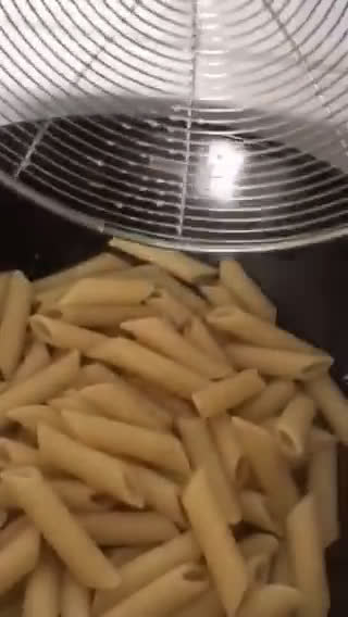 Foto del paso 10 de la receta: Unos macarrones, con langostinos y salsita de albahaca 🌿