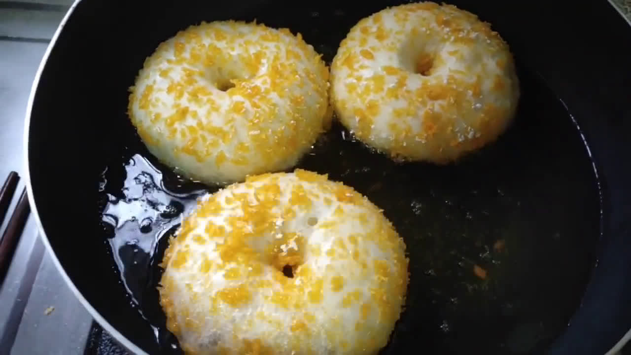 Foto langkah ke 6 dari resep Donat crispy.
