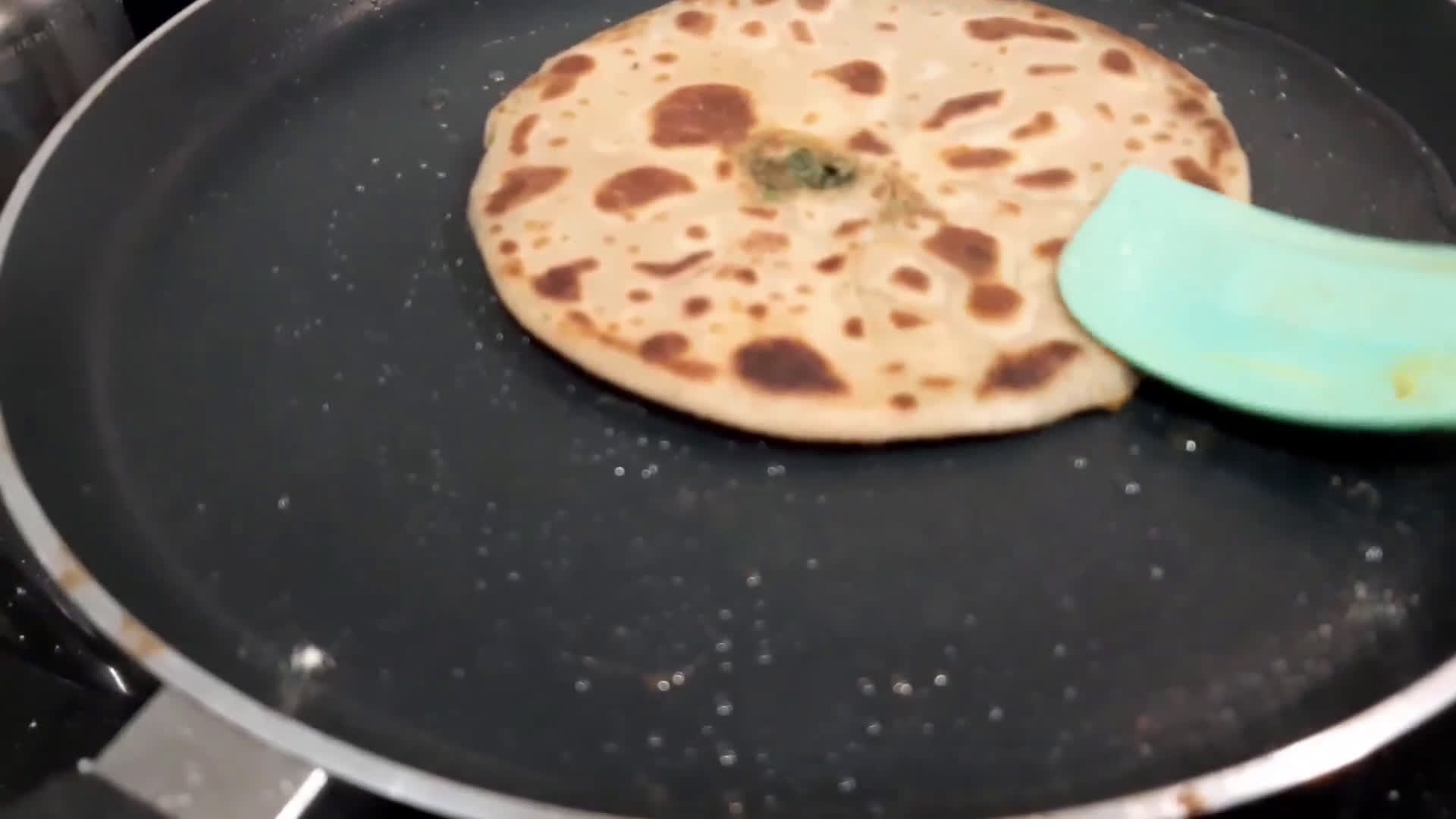 પાલક પરાઠા (Palak Paratha Recipe In Gujarati) રેસીપી સ્ટેપ4ફોટો
