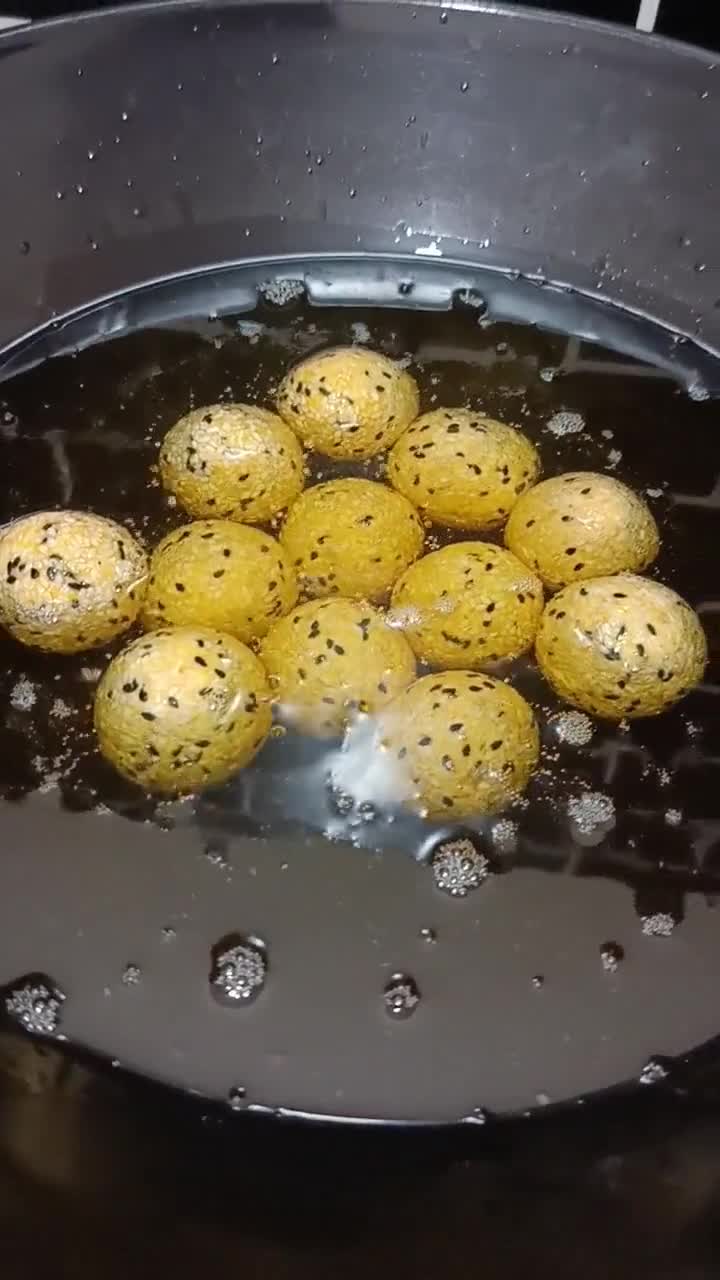 Gambar langkah 8 resipi Kuih Bom Bijan Labu Kuning.