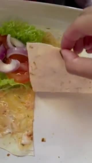 Gambar langkah 6 resipi Simple chicken tortilla wraps.