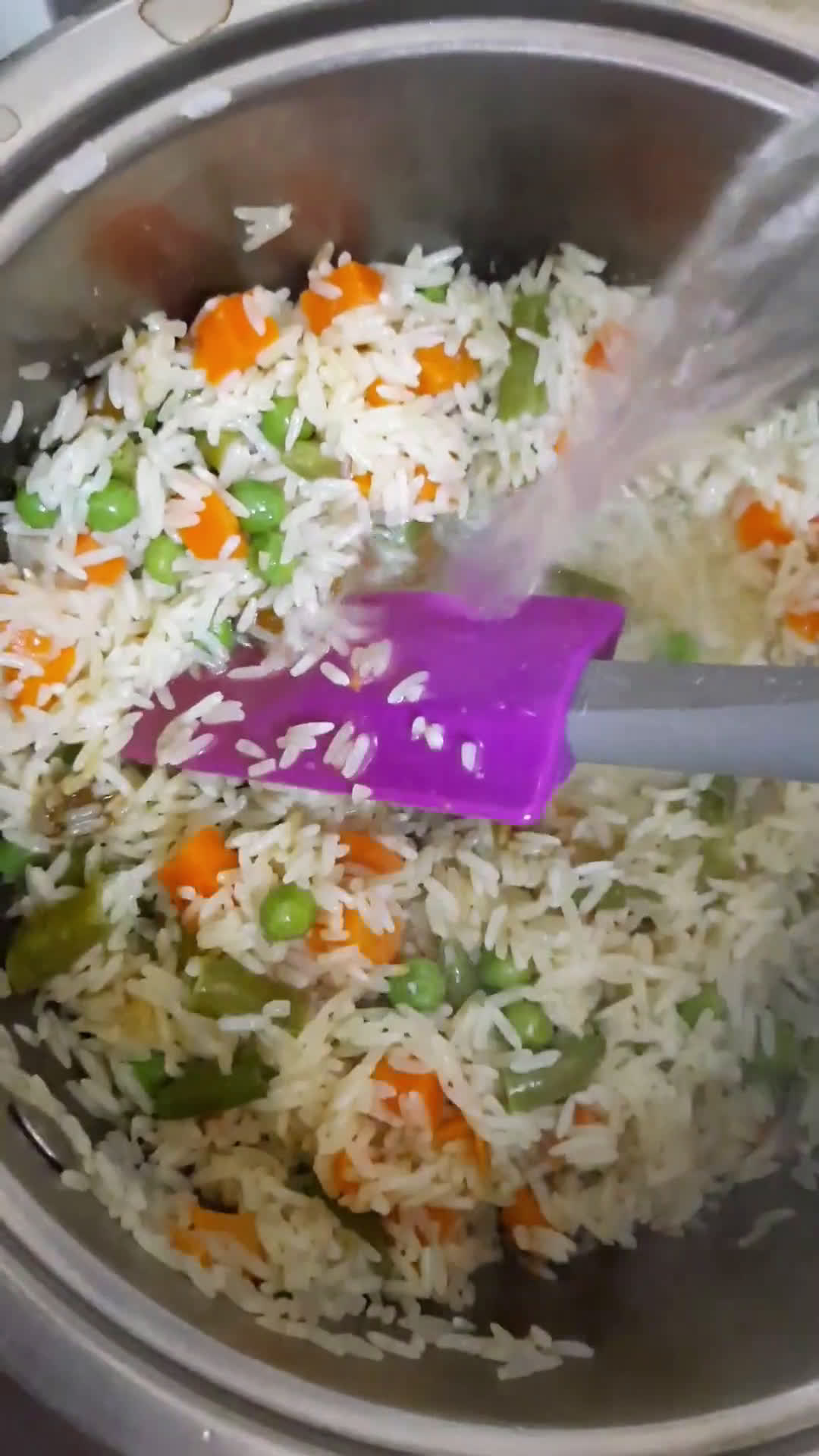 صورة لخطوة 4 من وصفة ارز بالخضار مع فخذ دجاج بالاعشاب 🍚🥕🍗