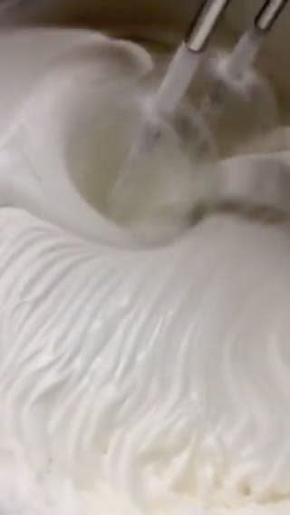 Foto del passaggio 1 della ricetta Crema al latte kinder (senza cottura)