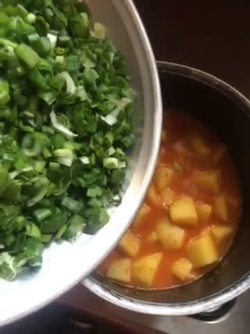 A picture of step 4 of “ACHAARI ALOU with SPRING ONION “.