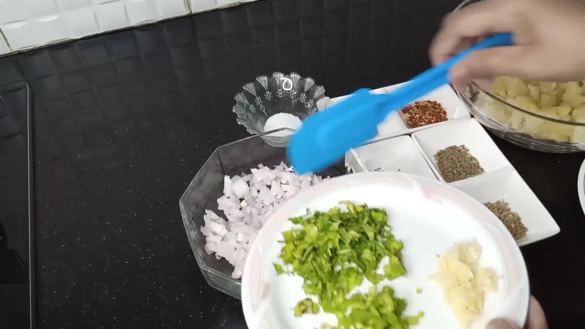 A picture of step 6 of Aloo Ke samosay.