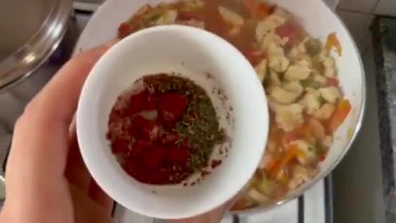 Foto del paso 2 de la receta: Fideos con salsa de vegetales y pollo